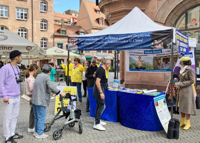 Image for article Germania: I media e il pubblico sostengono gli sforzi del praticante della Falun Dafa per salvare la sua famiglia perseguitata in Cina