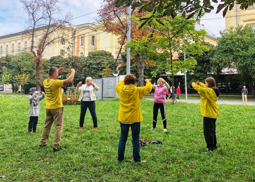Image for article Ucraina: Esercizi pacifici della Falun Dafa si estendono al pubblico