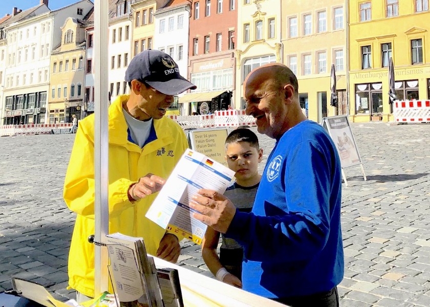 Image for article Altenburg, Germania: I residenti locali sostengono i praticanti del Falun Gong nella loro lotta contro la persecuzione del regime cinese