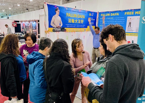 Image for article Canada: Le persone imparano a praticare la Falun Dafa all’evento per il prossimo Natale a Toronto