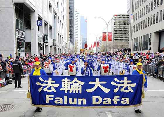 Image for article Montreal, Canada: I principi della Falun Dafa elogiati nella parata di Natale