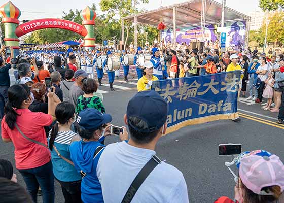 Image for article Taiwan: Presentazione del Falun Gong ai partecipanti di una fiera culturale a Kaohsiung