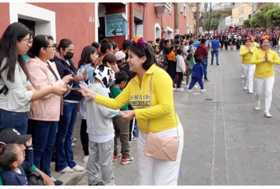 Image for article Messico: La Falun Dafa accolta nella parata per la fiera di Tlaxcala