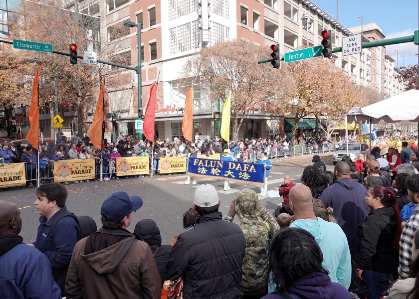 Image for article Maryland, USA: La Falun Dafa accolta alla parata del Ringraziamento della Contea di Montgomery