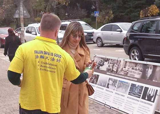 Image for article Bulgaria: Le persone firmano una petizione per chiedere la fine della persecuzione durante gli eventi che celebrano la Giornata dei diritti umani