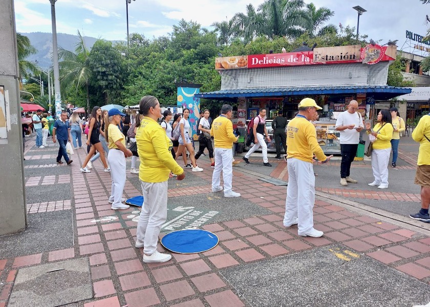 Image for article Colombia: I principi guida della Falun Dafa risuonano tra i passanti durante gli eventi a Medellín