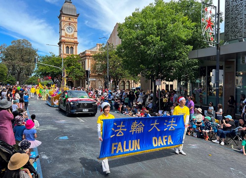 Image for article Australia del Sud: La Falun Dafa ammirata nelle parate di Natale