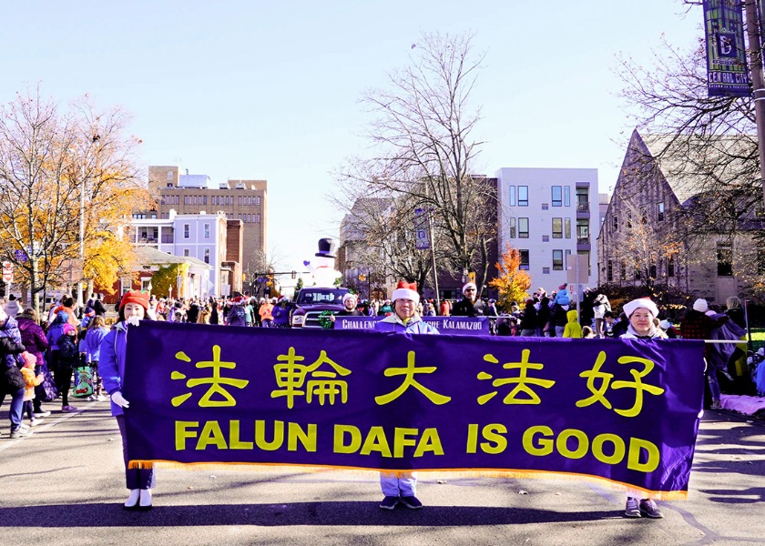 Image for article Michigan, USA: La Falun Dafa invitata a esibirsi nella parata natalizia di Kalamazoo