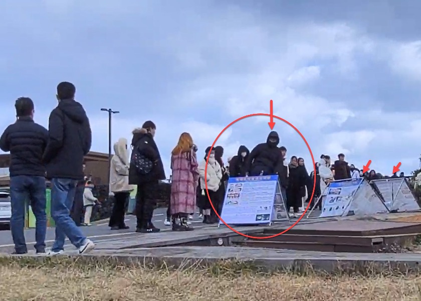 Image for article Jeju, Corea del Sud: Il cittadino cinese che ha danneggiato i cartelloni pubblicitari è stato filmato