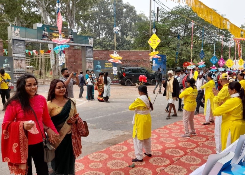 Image for article Sanchi, India: La Falun Dafa accolta al festival Mahabodhi