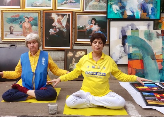 Image for article India: I partecipanti imparano a conoscere la Falun Dafa durante la fiera d’arte di Bangalore