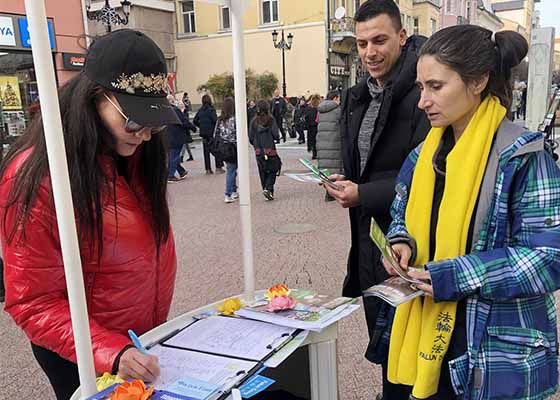 Image for article Bulgaria: Le persone firmano una petizione per condannare la persecuzione durante l'evento a Plovdiv