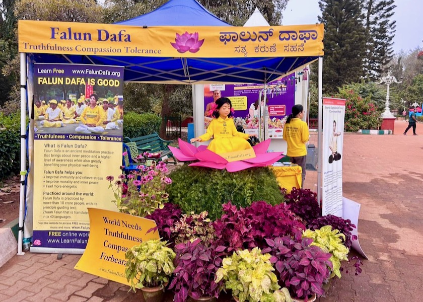 Image for article India: I visitatori sperimentano la bellezza della Falun Dafa alla mostra dei fiori di Lalbagh