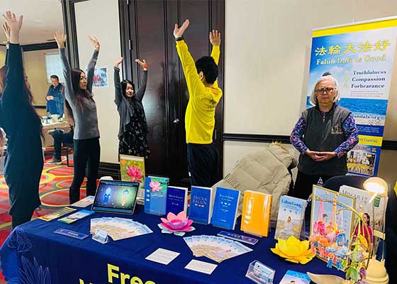 Image for article Toronto, Canada: I visitatori dell’Expo imparano la Falun Dafa
