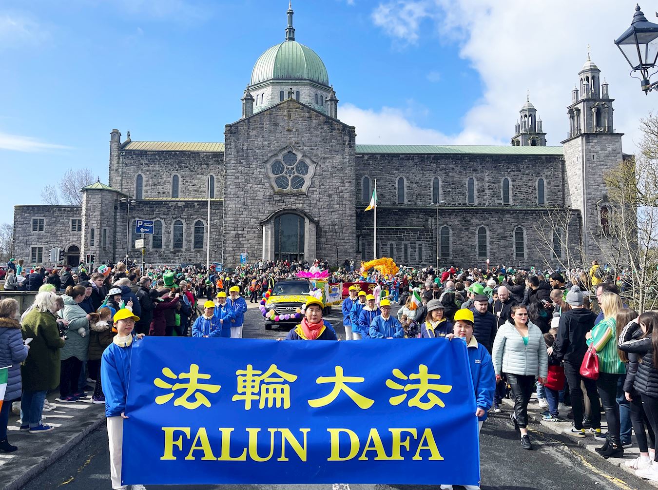 Image for article Irlanda: La Falun Dafa in primo piano nella parata del Giorno di San Patrizio a Galway