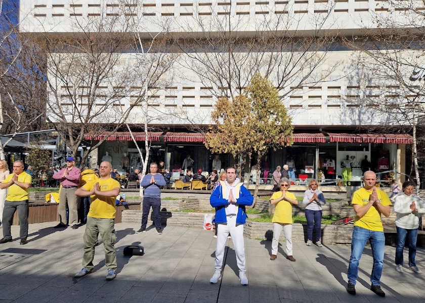 Image for article Bulgaria: Le persone sostengono la Falun Dafa durante gli eventi a Stara Zagora