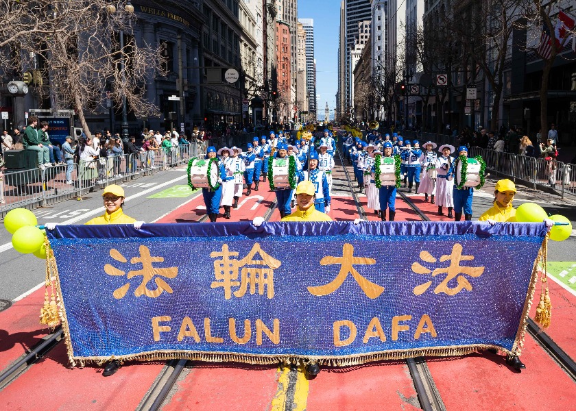 Image for article San Francisco: Il gruppo della Falun Dafa si esibisce nella parata del Giorno di San Patrizio