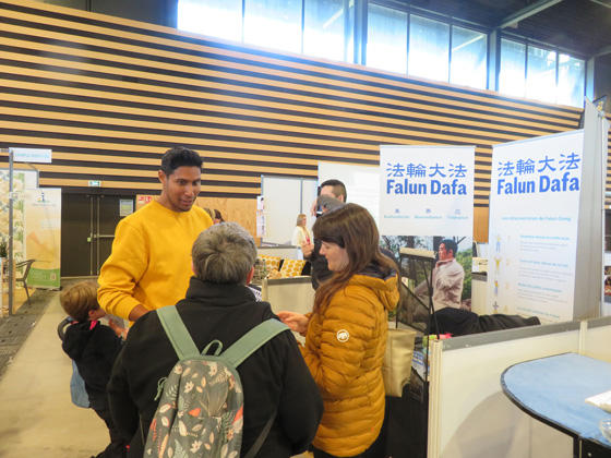Image for article Francia: i praticanti presentano la Falun Dafa alla mostra di Reims