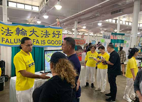 Image for article Hawaii, Stati Uniti: I praticanti presentano la Falun Dafa ai visitatori dell'Expo di Primavera