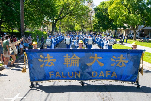 Image for article Davis, Stati Uniti: Praticanti della Falun Dafa partecipano alla parata della Giornata del picnic all'Università della California