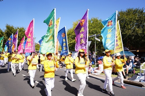 Image for article Bendigo, Australia: Il gruppo della Falun Dafa si esibisce nella parata di gala di Pasqua
