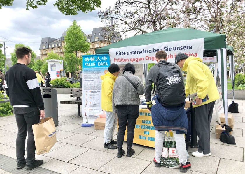 Image for article Mannheim, Germania: La gente sostiene il Falun Gong durante le attività per commemorare l'Appello di Pechino del 25 aprile