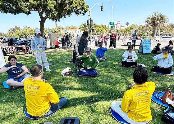 Image for article San Diego, California: Insegnamento del Falun Gong alla Fiera della Giornata della Terra da parte di UCA