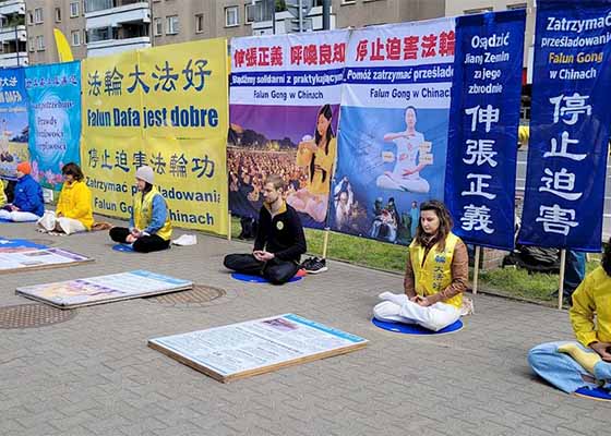 Image for article Polonia: Praticanti della Falun Dafa chiedono di porre fine alla persecuzione davanti al consolato e all'ambasciata cinesi