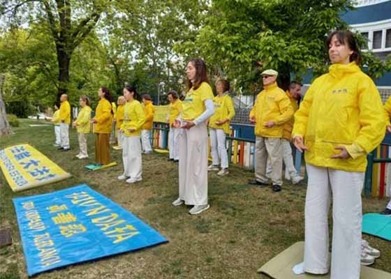 Image for article Spagna: I praticanti organizzano un evento davanti all'ambasciata cinese per commemorare l'appello pacifico del 25 aprile