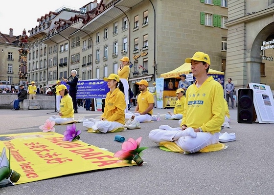 Image for article Berna, Svizzera: Gli svizzeri esprimono il loro sostegno al Falun Gong durante la commemorazione dell'Appello del 25 aprile