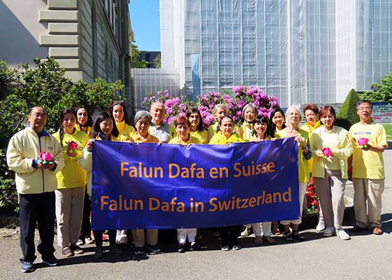 Image for article Svizzera: I praticanti celebrano la Giornata Mondiale della Falun Dafa a Ginevra