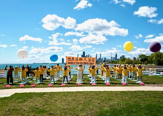 Image for article Illinois, USA: Le persone lodano la Falun Dafa durante le celebrazioni della Giornata Mondiale della Falun Dafa a Chicago