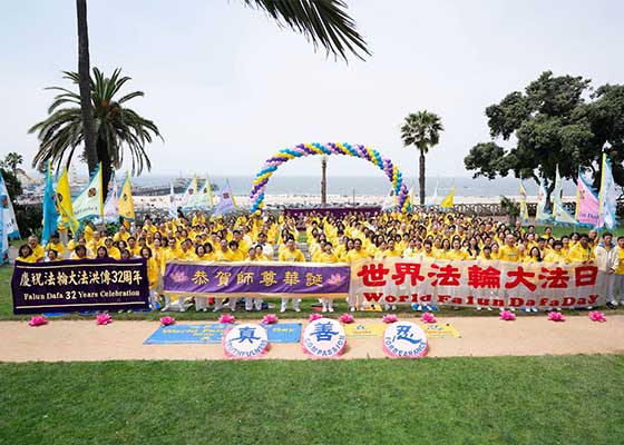 Image for article Los Angeles, USA: I praticanti celebrano la Giornata Mondiale della Falun Dafa sulla spiaggia di Santa Monica