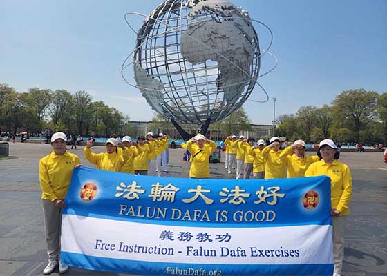 Image for article Flushing, New York: Volontari in uno stand informativo giornaliero della Falun Dafa celebrano la Giornata Mondiale della Falun Dafa