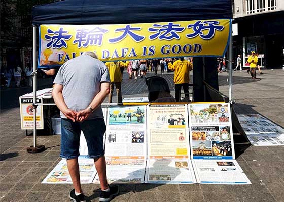 Image for article Inghilterra: I praticanti celebrano la Giornata Mondiale della Falun Dafa e presentano la Falun Dafa al pubblico