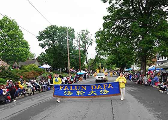 Image for article Virginia, Stati Uniti: La Falun Dafa è ben accolta alla festa della fioritura dei meli di Winchester