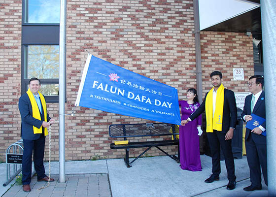 Image for article Ontario, Canada: Alzabandiera in quattro città per celebrare la Giornata Mondiale della Falun Dafa