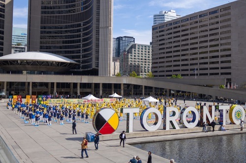 Image for article Canada: Cinesi ispirati a lasciare il PCC durante le celebrazioni della Giornata Mondiale della Falun Dafa a Toronto (Parte 3)