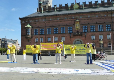 Image for article Copenaghen, Danimarca: I praticanti della Falun Dafa celebrano la Giornata Mondiale della Falun Dafa