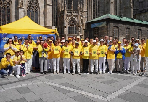 Image for article Austria: I praticanti celebrano la Giornata Mondiale della Falun Dafa