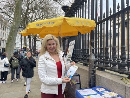 Image for article Regno Unito, Londra: I turisti esprimono sostegno al Falun Gong durante le attività fuori dal British Museum di Londra