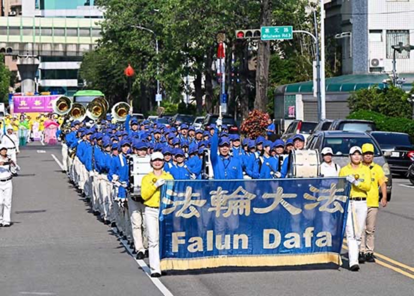 Image for article Taichung, Taiwan: La gente ammira e sostiene la parata dei praticanti del Falun Gong per celebrare il 25° anniversario dell'Appello del 25 aprile