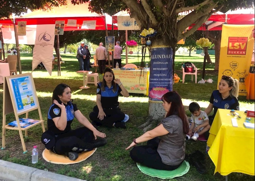 Image for article Adana, Turchia: La Falun Dafa accolta calorosamente al Festival dei Fiori d'Arancio