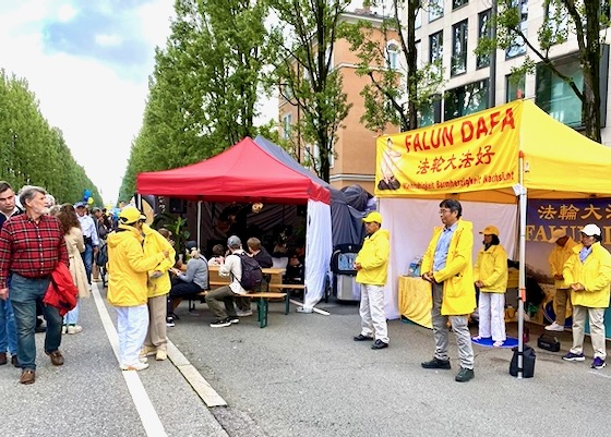 Image for article Monaco, Germania: La gente impara a conoscere la Falun Dafa durante un festival estivo di strada