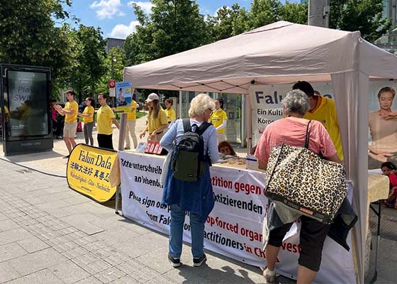 Image for article Austria: Gli eventi della Giornata dell'Informazione sensibilizzano sulla persecuzione in Cina