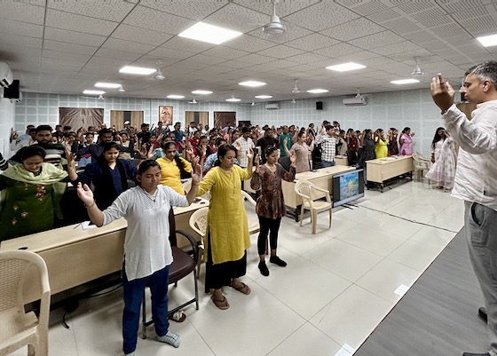 Image for article Surat, India: Introduzione alla Falun Dafa presso l'Università Veer Narmad South Gujrat