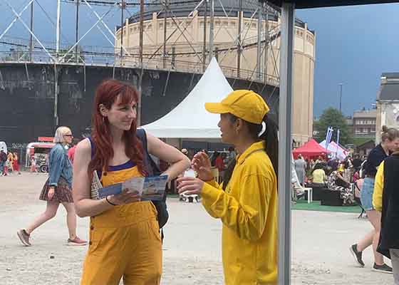 Image for article Finlandia: Le persone scoprono la Falun Dafa durante la Festa del Villaggio Globale