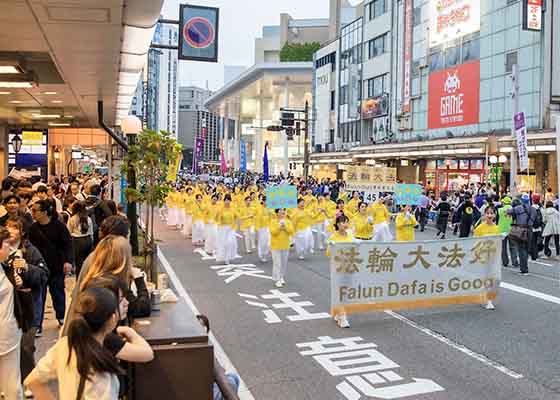 Image for article Giappone: I praticanti trasmettono la bellezza della Falun Dafa al Festival Hyakumangoku di Kanazawa
