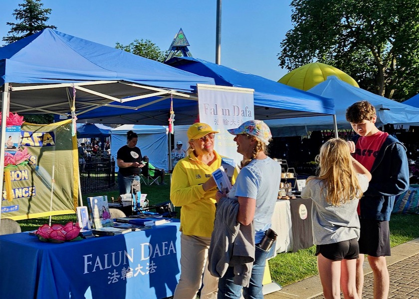 Image for article Chicago, USA: La gente conosce la Falun Dafa durante un festival suburbano