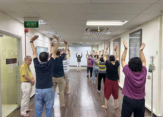 Image for article Singapore: Familiari e amici partecipano a un seminario gratuito sulla Falun Dafa